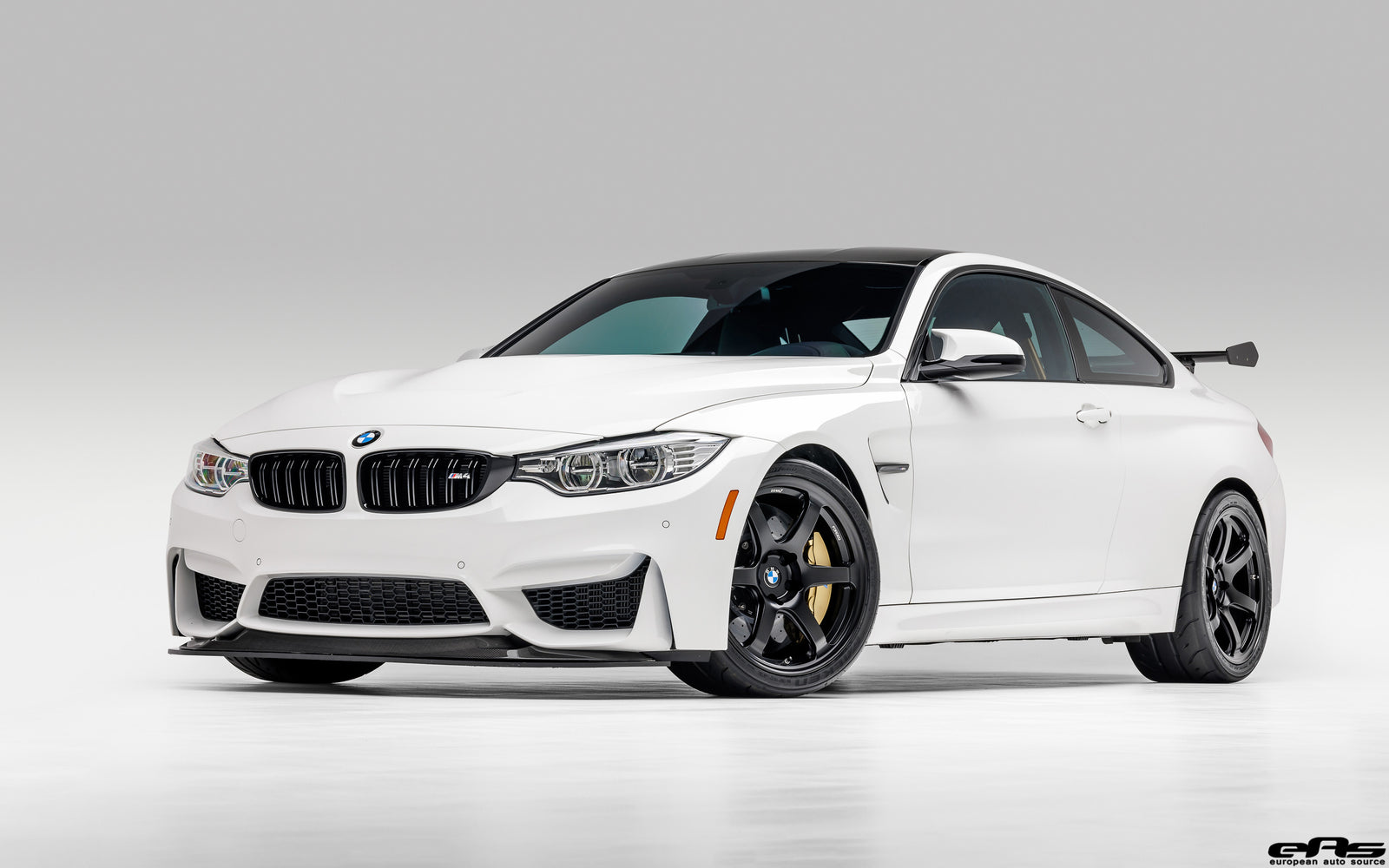 Alpine White F82 M4 GTS - Titan 7 T-D6E (Machine Black)
